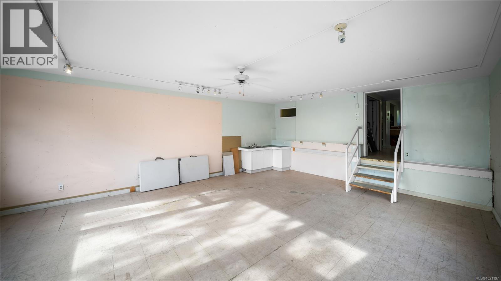 1168 Burnside Rd W, Saanich, British Columbia  V8Z 1N6 - Photo 32 - 1021197