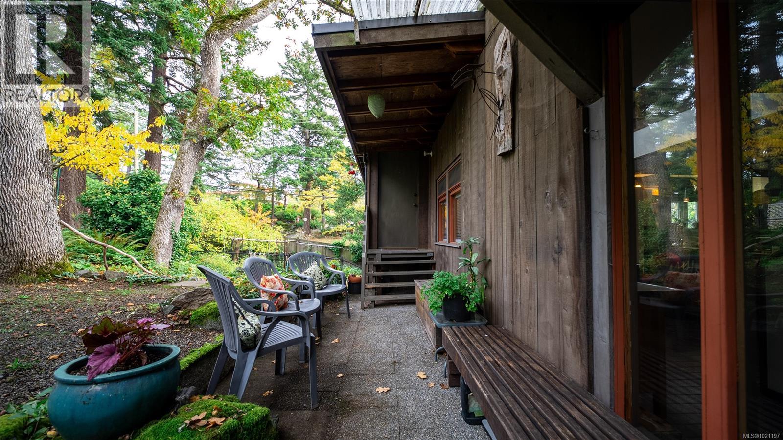 1168 Burnside Rd W, Saanich, British Columbia  V8Z 1N6 - Photo 33 - 1021197