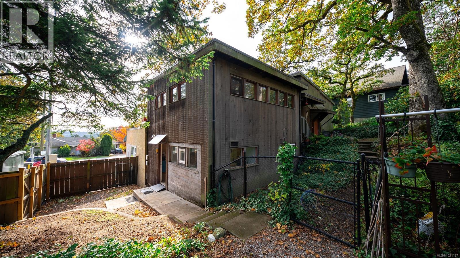 1168 Burnside Rd W, Saanich, British Columbia  V8Z 1N6 - Photo 37 - 1021197