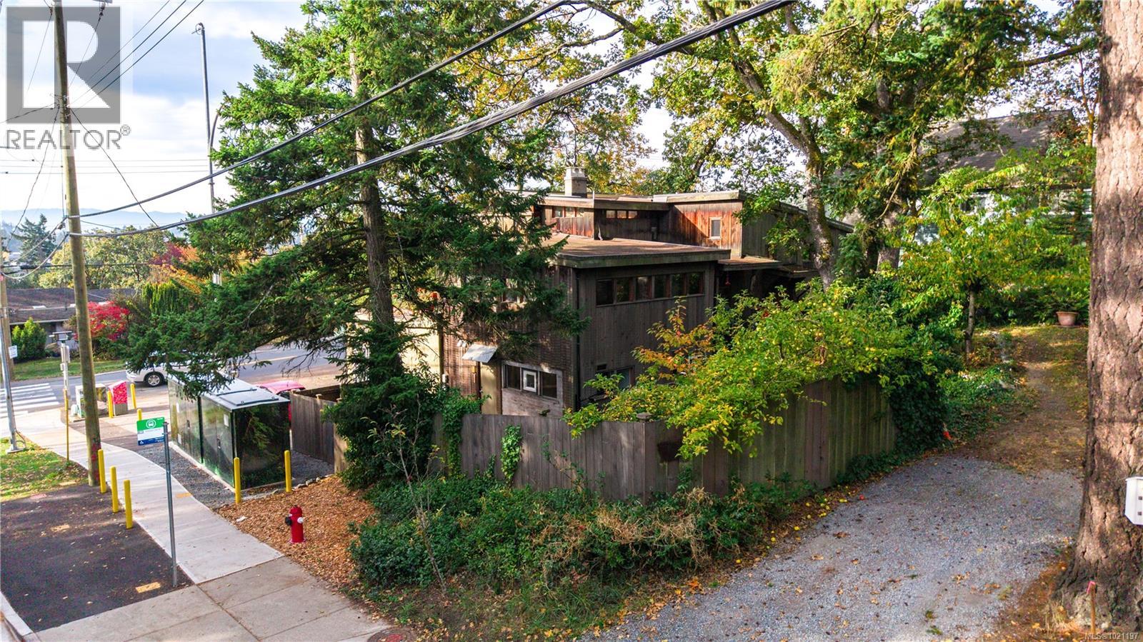 1168 Burnside Rd W, Saanich, British Columbia  V8Z 1N6 - Photo 43 - 1021197