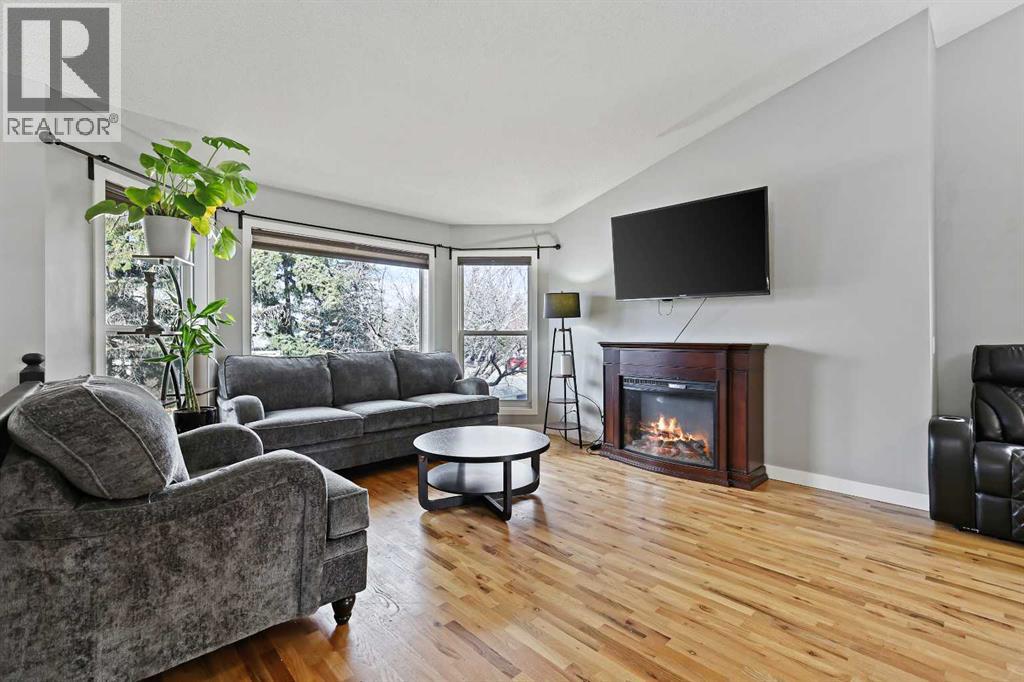 57 Shannon Circle Sw, Calgary, Alberta  T2Y 2K4 - Photo 2 - A2269714