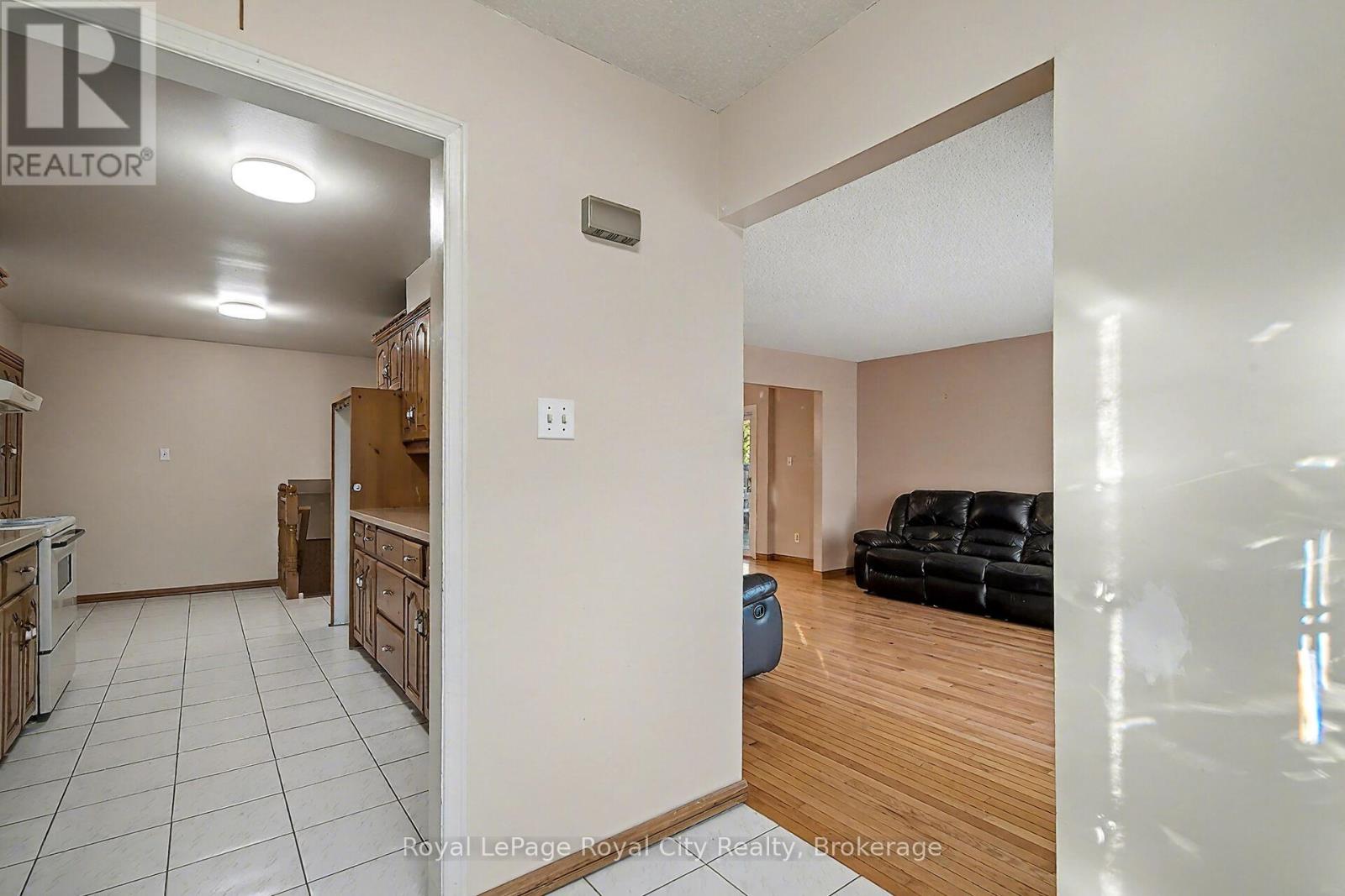 77 Kortright Road W, Guelph, Ontario  N1G 3B3 - Photo 4 - X12579420