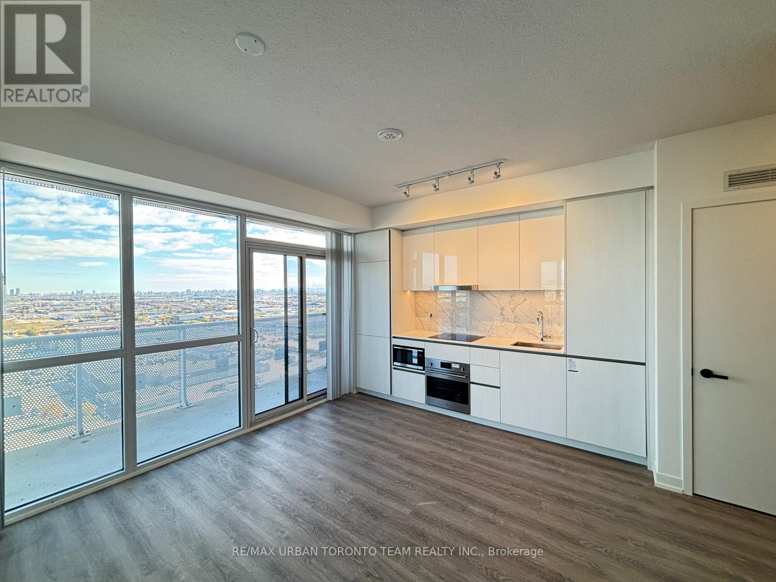 2206 - 8 Interchange Way, Vaughan, Ontario  L4K 5Z7 - Photo 5 - N12573044