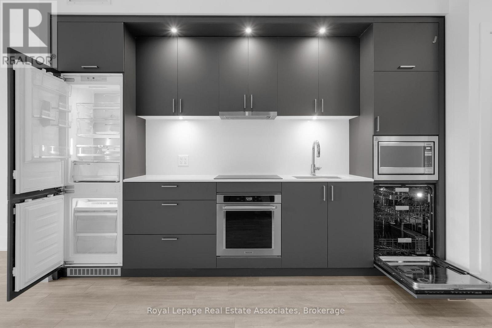 616 - 259 The Kingsway, Toronto, Ontario  M9A 0G2 - Photo 4 - W12576766