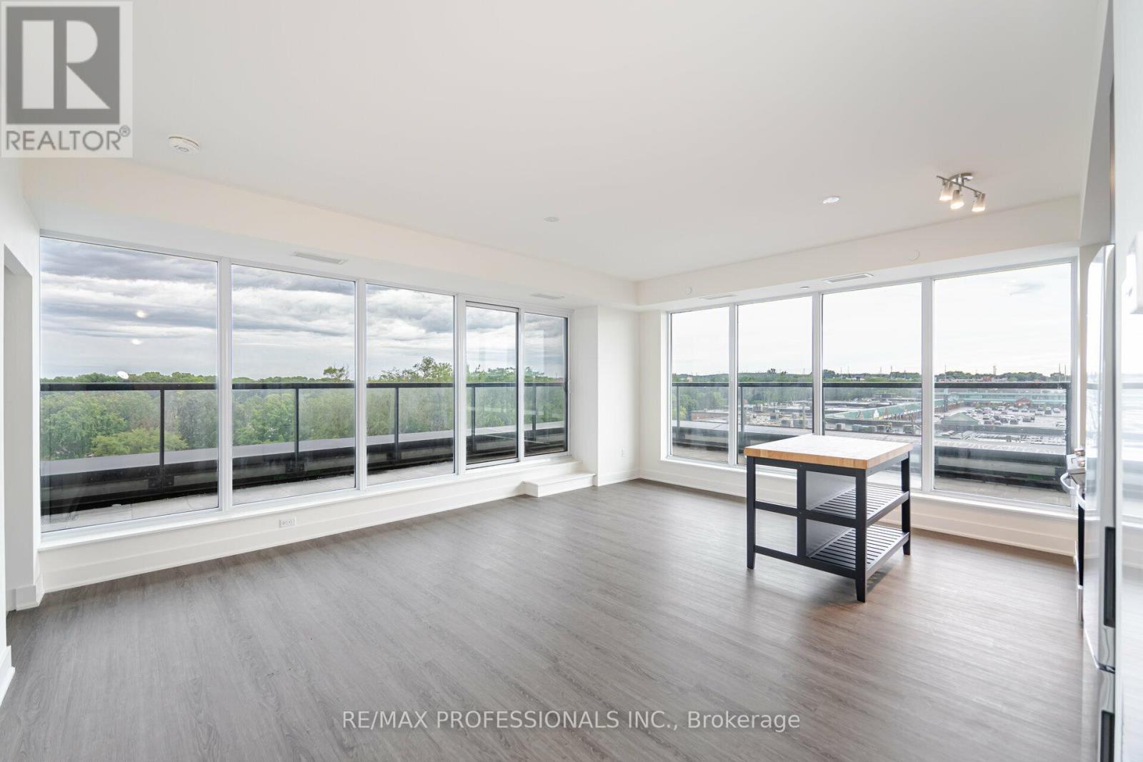 504 - 185 Deerfield Road, Newmarket, Ontario  L3Y 0G7 - Photo 4 - N12579250