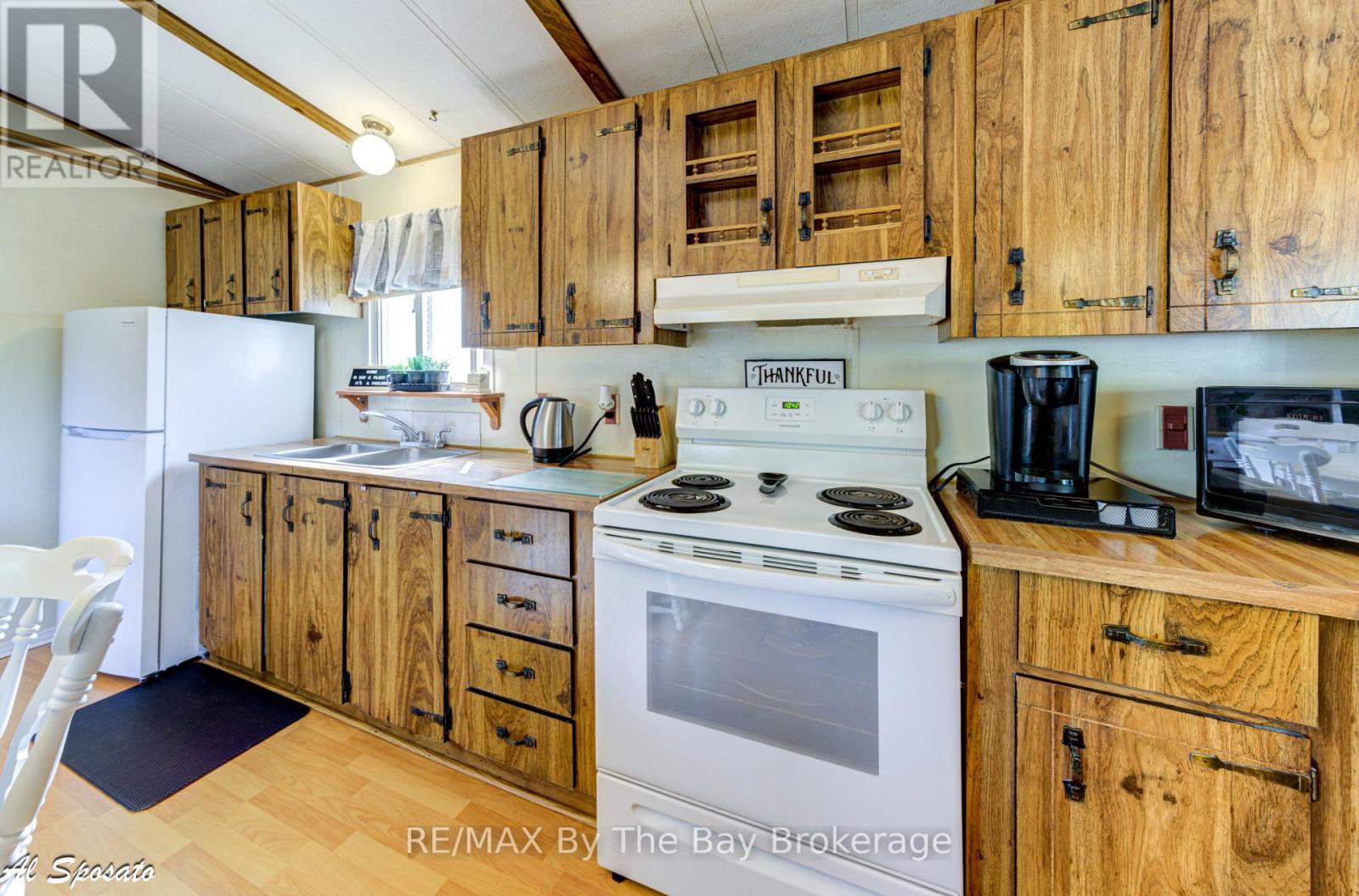 76 Georgian Glen Drive, Wasaga Beach, Ontario  L9Z 1K7 - Photo 5 - S12579510