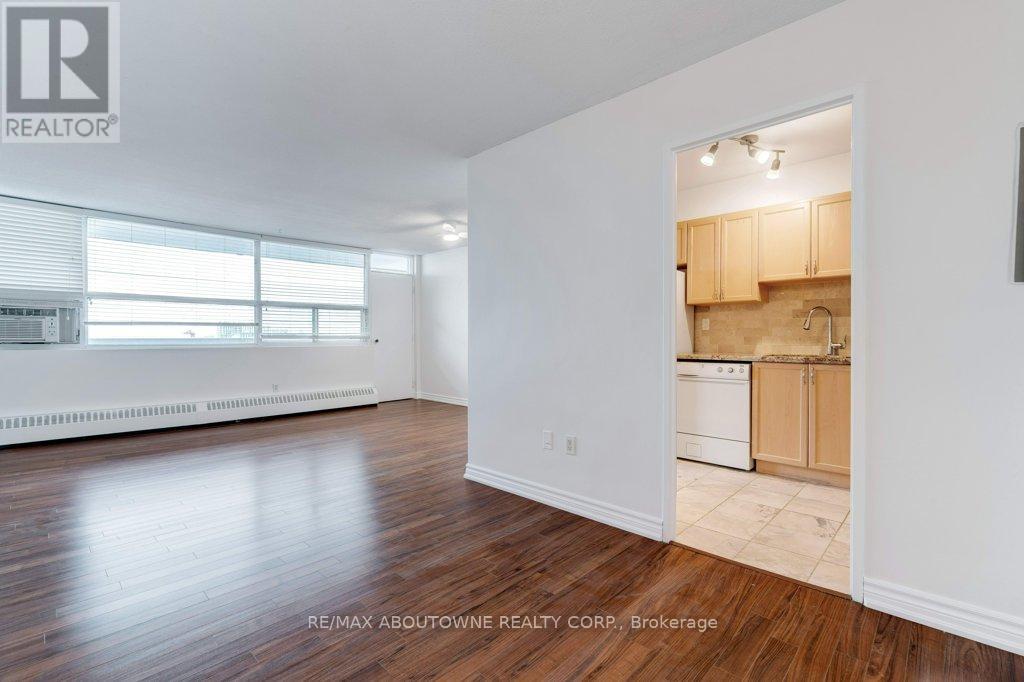 1408 - 2263 Marine Drive, Oakville, Ontario  L6L 5K1 - Photo 12 - W12579278