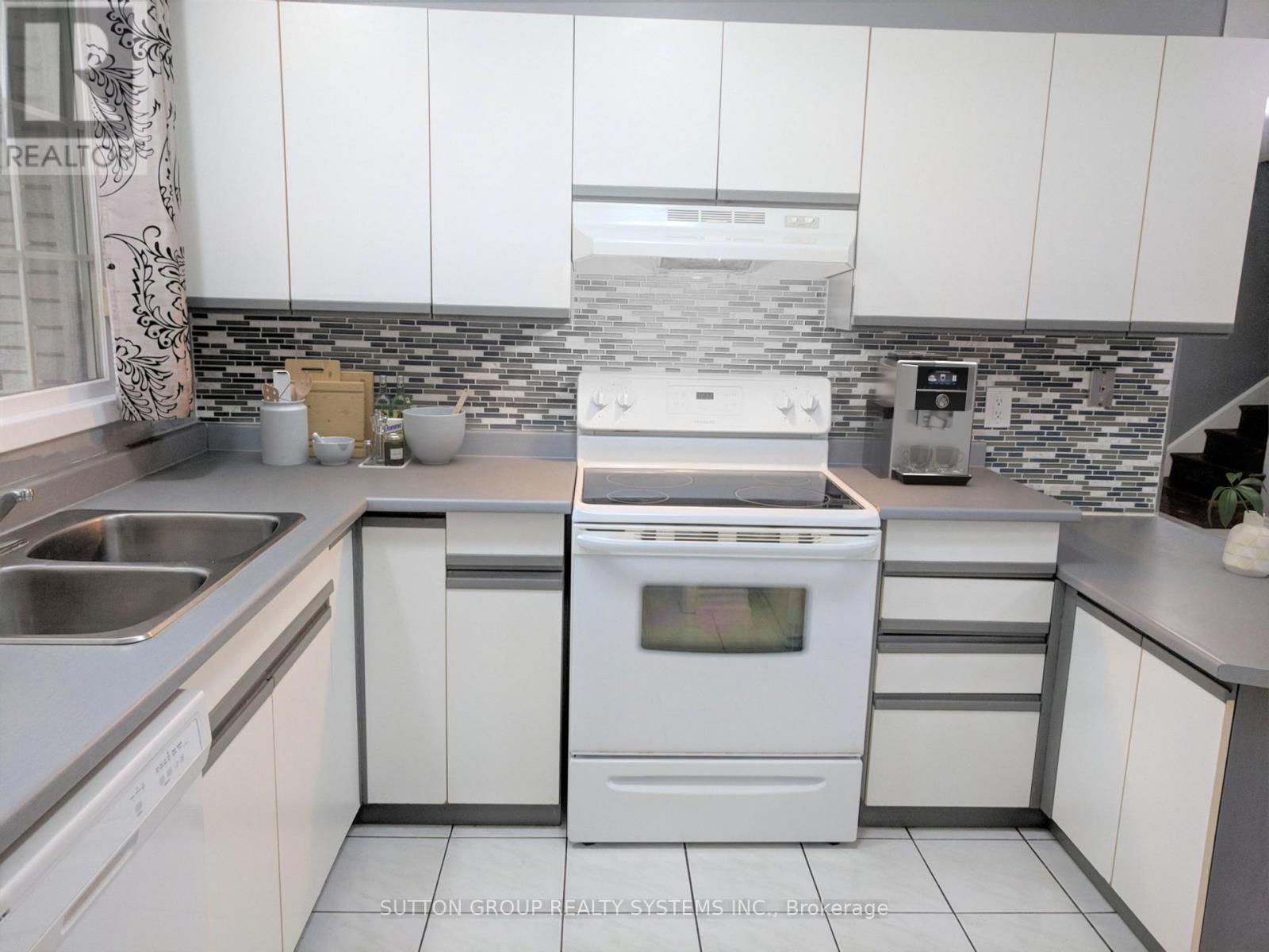 334 Dale Crescent, Waterloo, Ontario  N2J 3Y3 - Photo 4 - X12579244