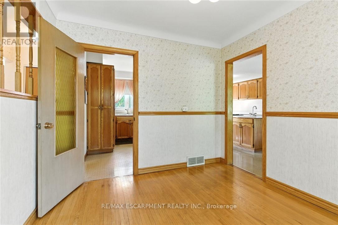 18 Jasper Drive, Hamilton, Ontario L8G 2S7 - Photo 14 - X12579274