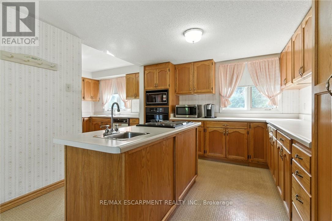 18 Jasper Drive, Hamilton, Ontario L8G 2S7 - Photo 5 - X12579274