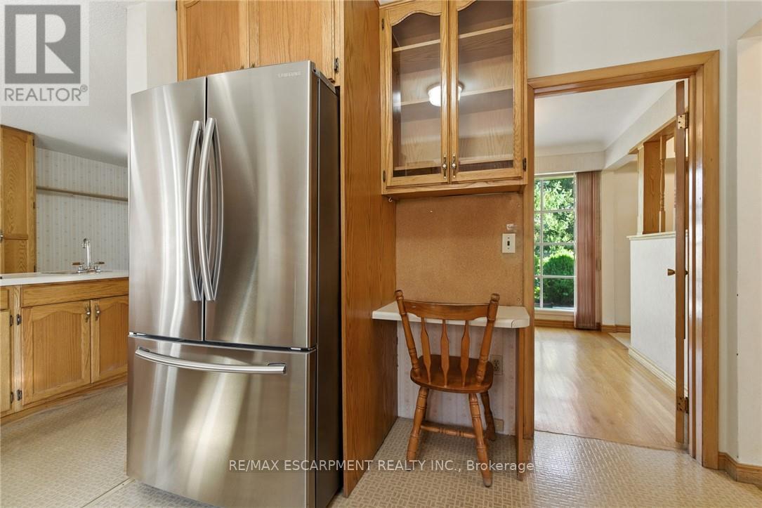 18 Jasper Drive, Hamilton, Ontario L8G 2S7 - Photo 7 - X12579274