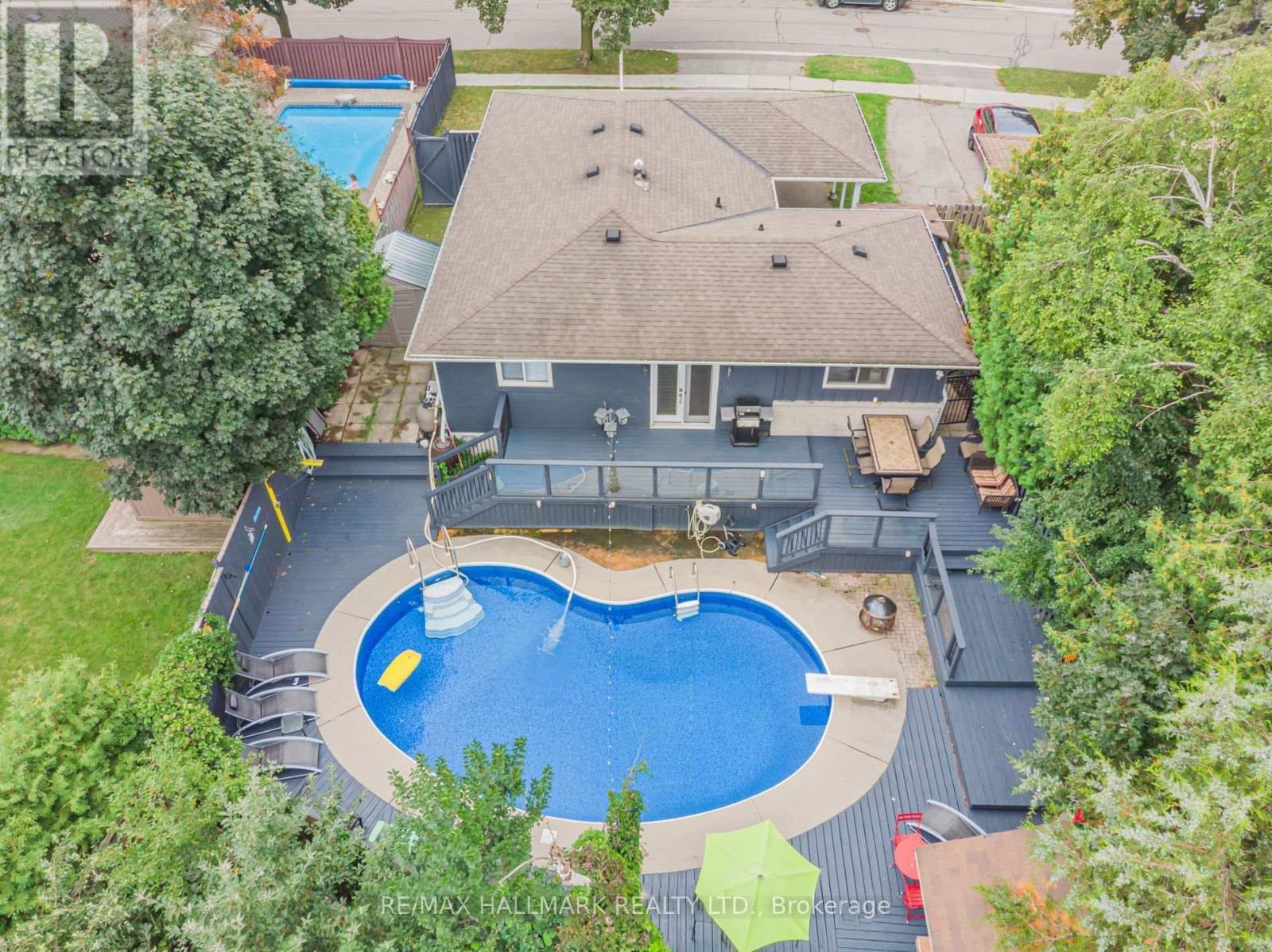 4 DEVINS DRIVE, Aurora, Ontario