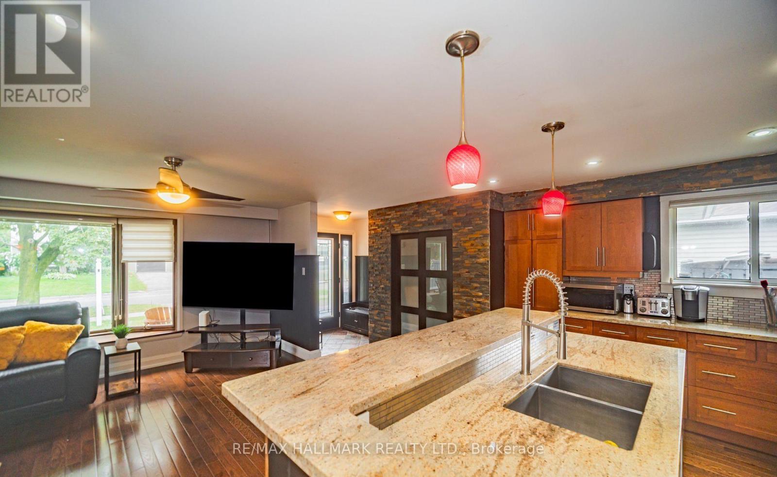 4 Devins Drive, Aurora, Ontario  L4G 2Z1 - Photo 15 - N12579476