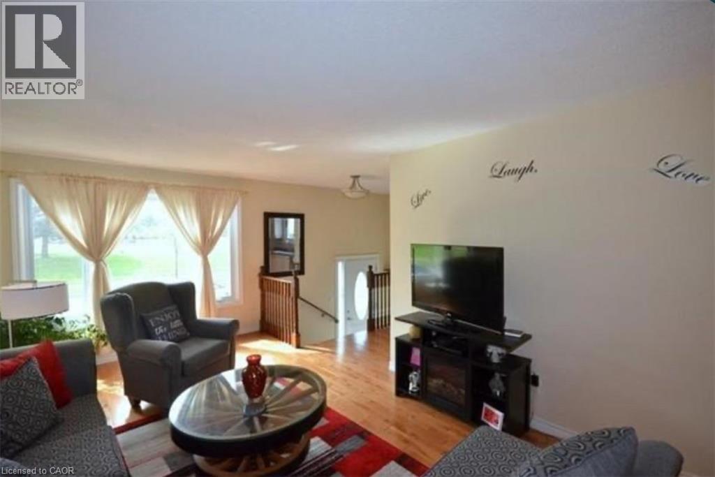 370 East 24th Street, Hamilton, Ontario L8V 4V1 - Photo 3 - 40788449