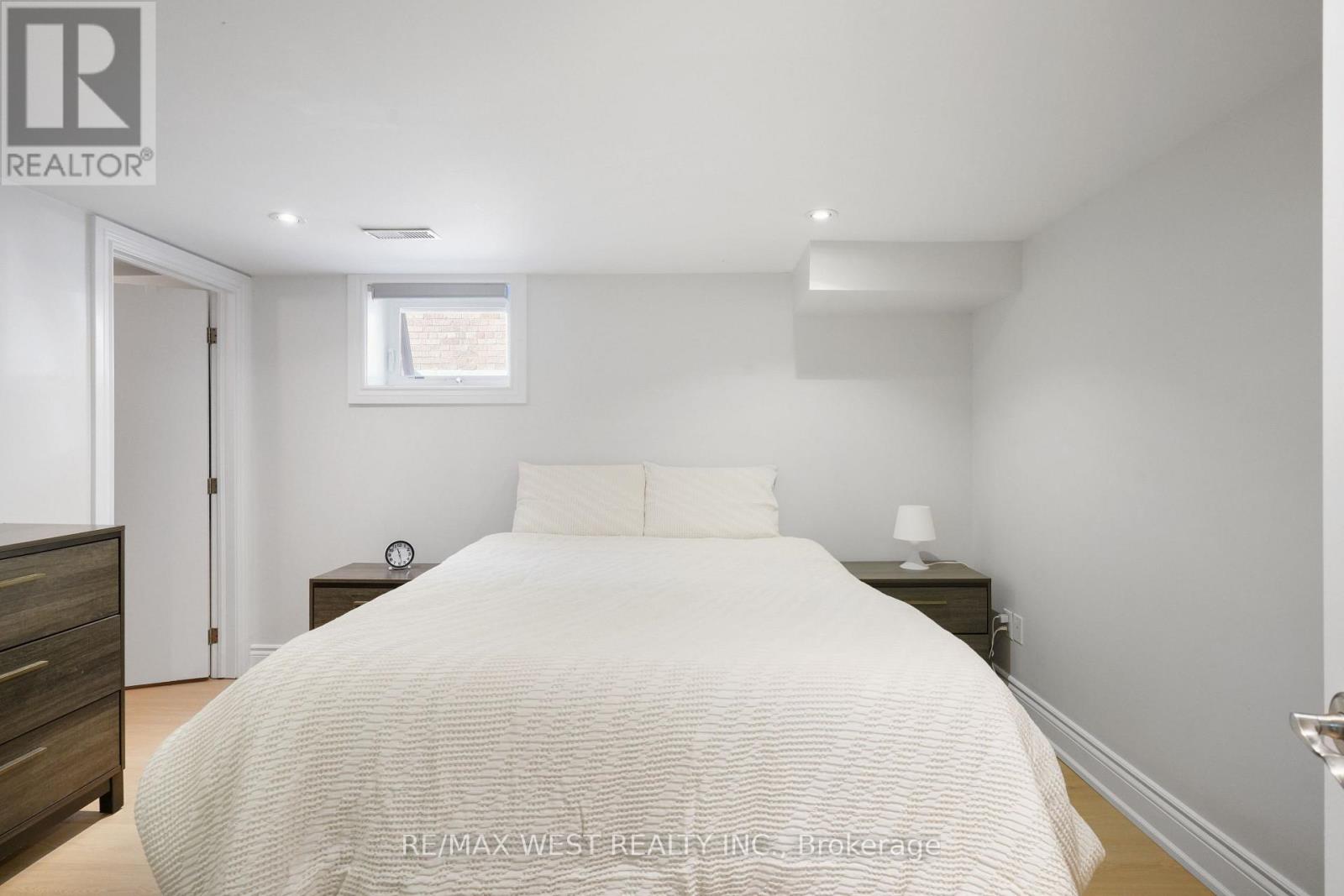 25 Silvercrest Avenue, Toronto, Ontario  M8W 2S3 - Photo 17 - W12462471