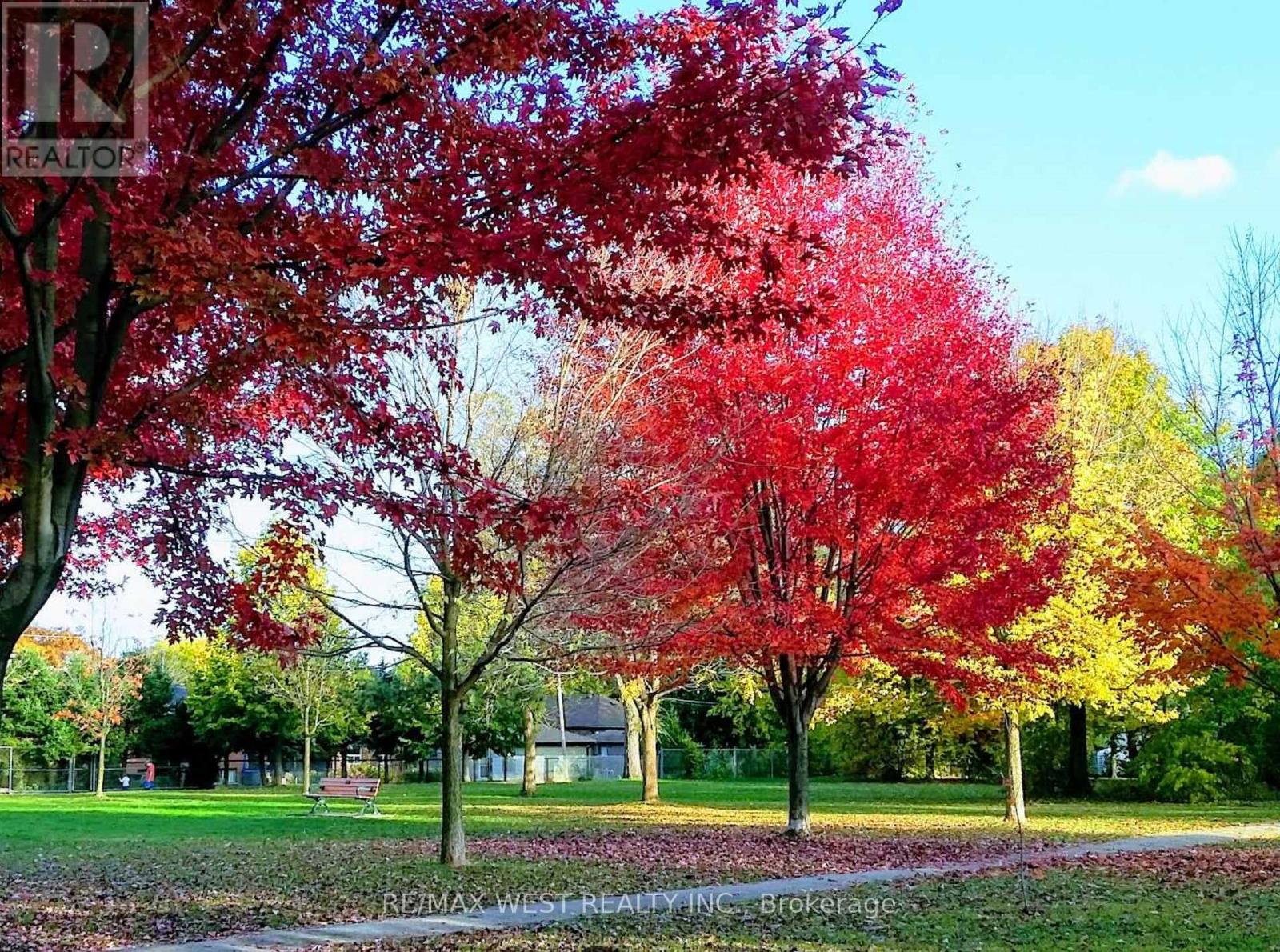 25 Silvercrest Avenue, Toronto, Ontario  M8W 2S3 - Photo 39 - W12462471