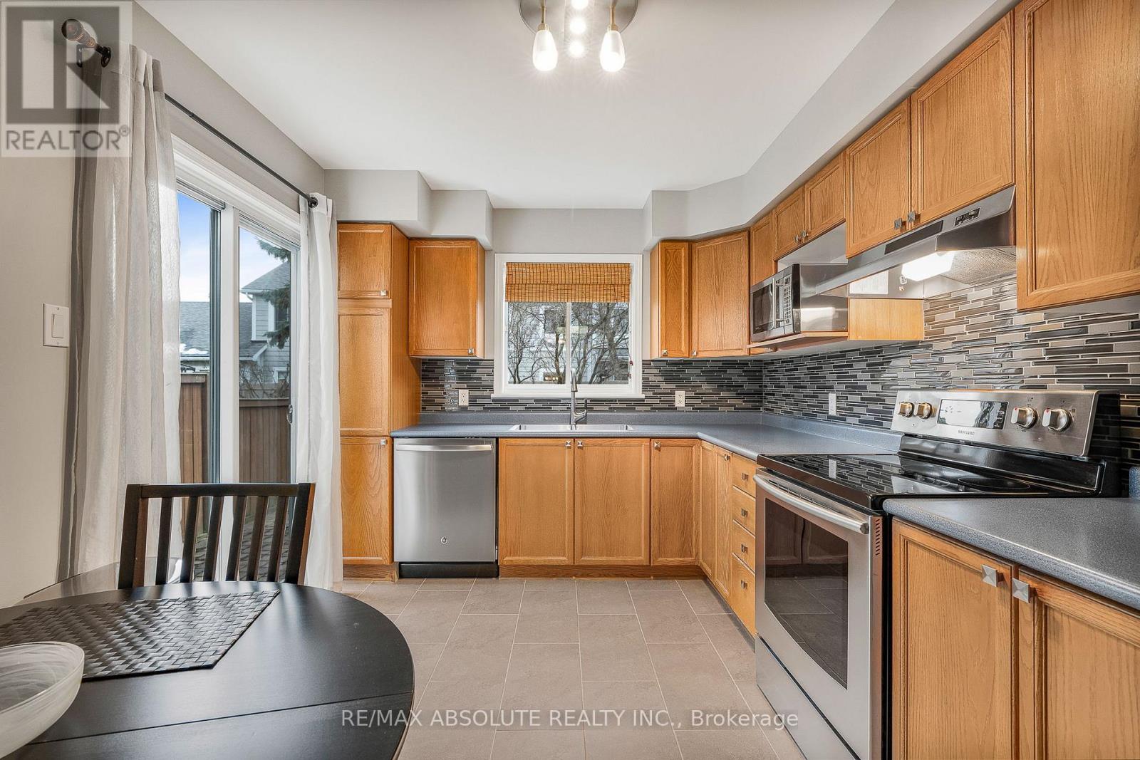 11 Foxden Place, Ottawa, Ontario  K1G 6A5 - Photo 10 - X12579610