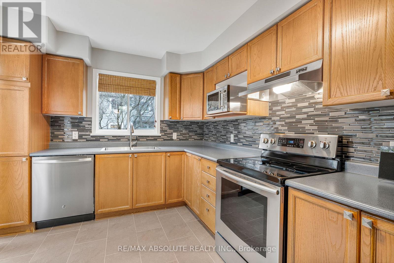 11 Foxden Place, Ottawa, Ontario  K1G 6A5 - Photo 12 - X12579610