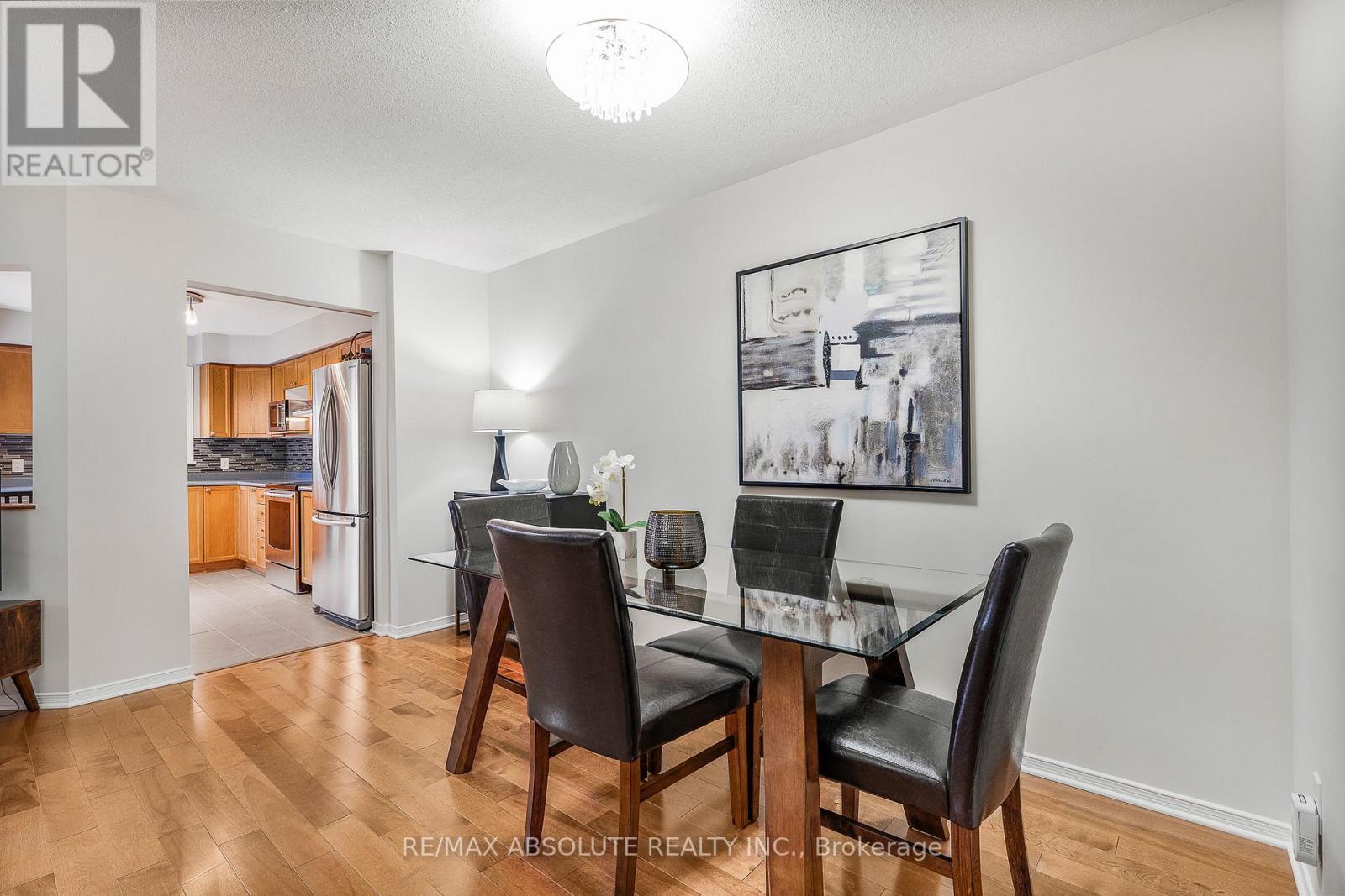 11 Foxden Place, Ottawa, Ontario  K1G 6A5 - Photo 4 - X12579610