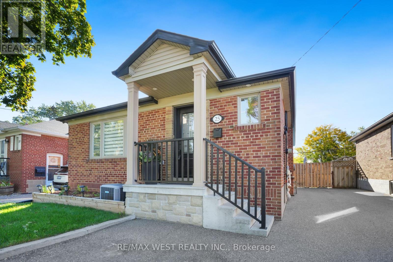 25 Silvercrest Avenue, Toronto, Ontario  M8W 2S3 - Photo 32 - W12462471