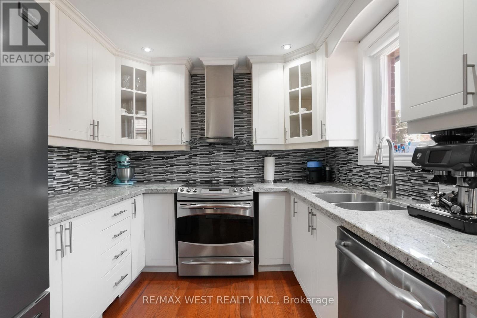 25 Silvercrest Avenue, Toronto, Ontario  M8W 2S3 - Photo 4 - W12462471