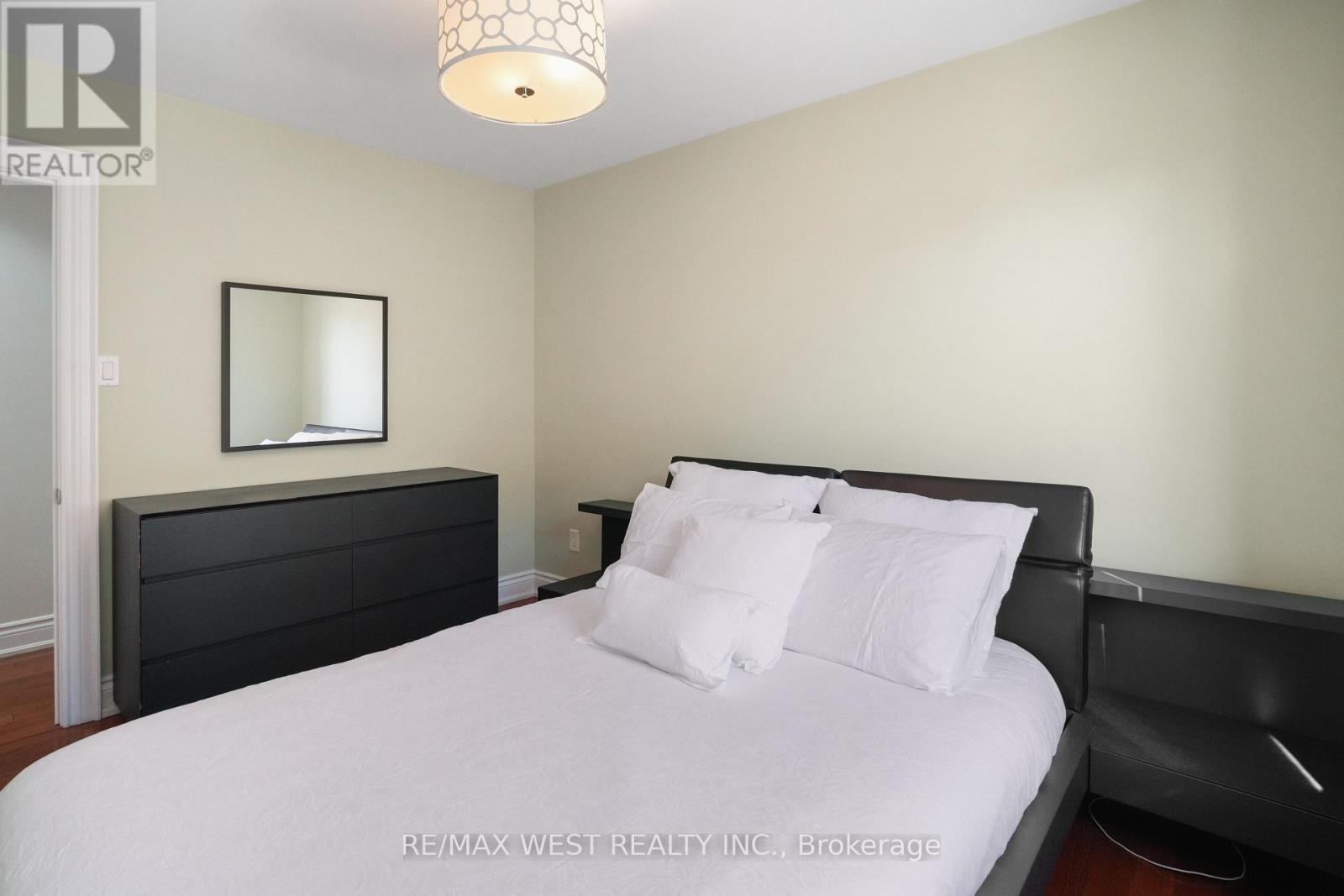 25 Silvercrest Avenue, Toronto, Ontario  M8W 2S3 - Photo 6 - W12462471