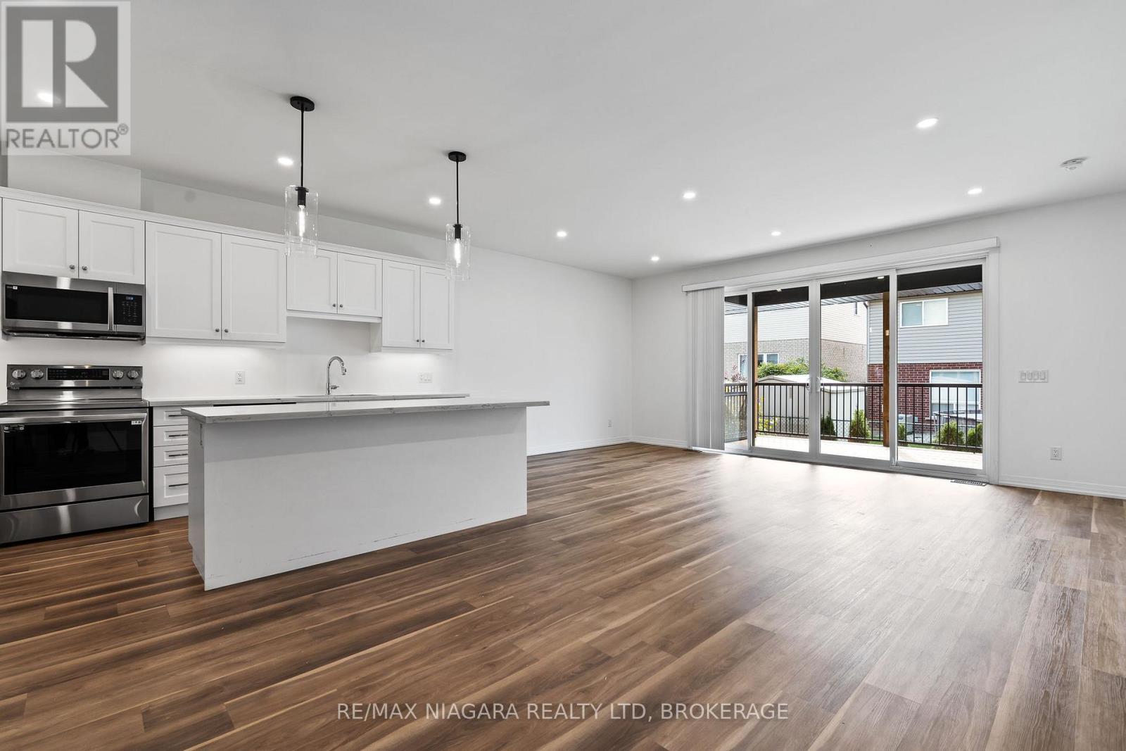 11 - 300 Richmond Street, Thorold (Confederation Heights), Ontario  L2V 0L6 - Photo 6 - X12579606