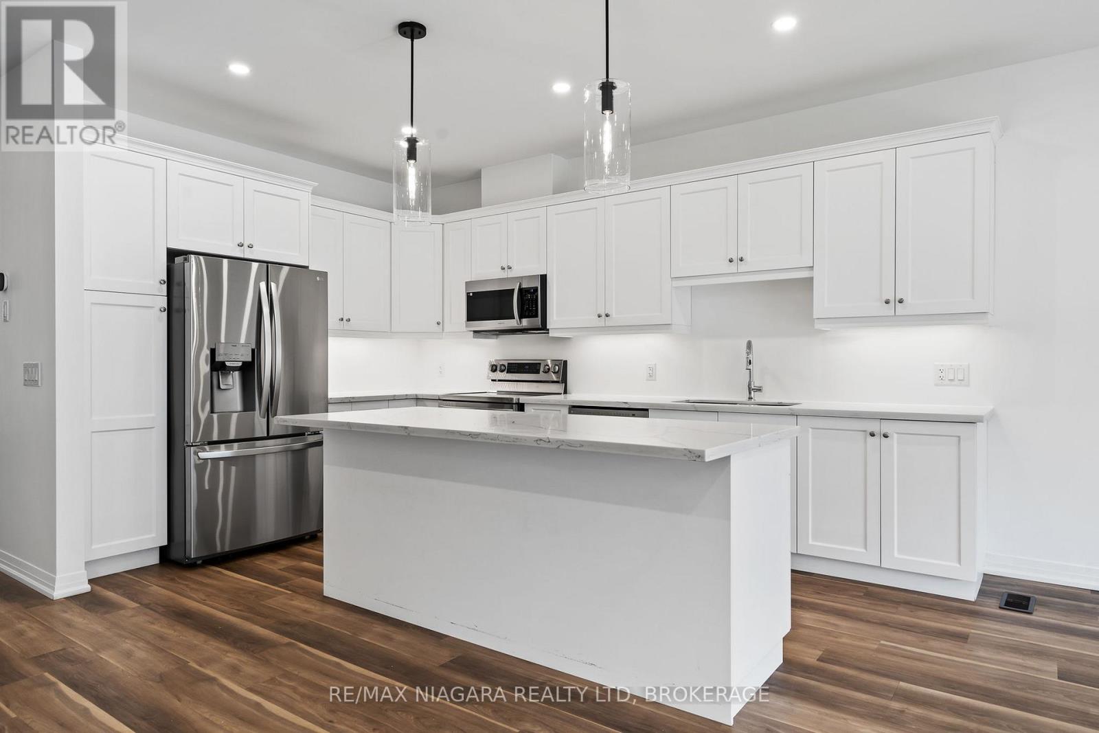 11 - 300 Richmond Street, Thorold (Confederation Heights), Ontario  L2V 0L6 - Photo 9 - X12579606