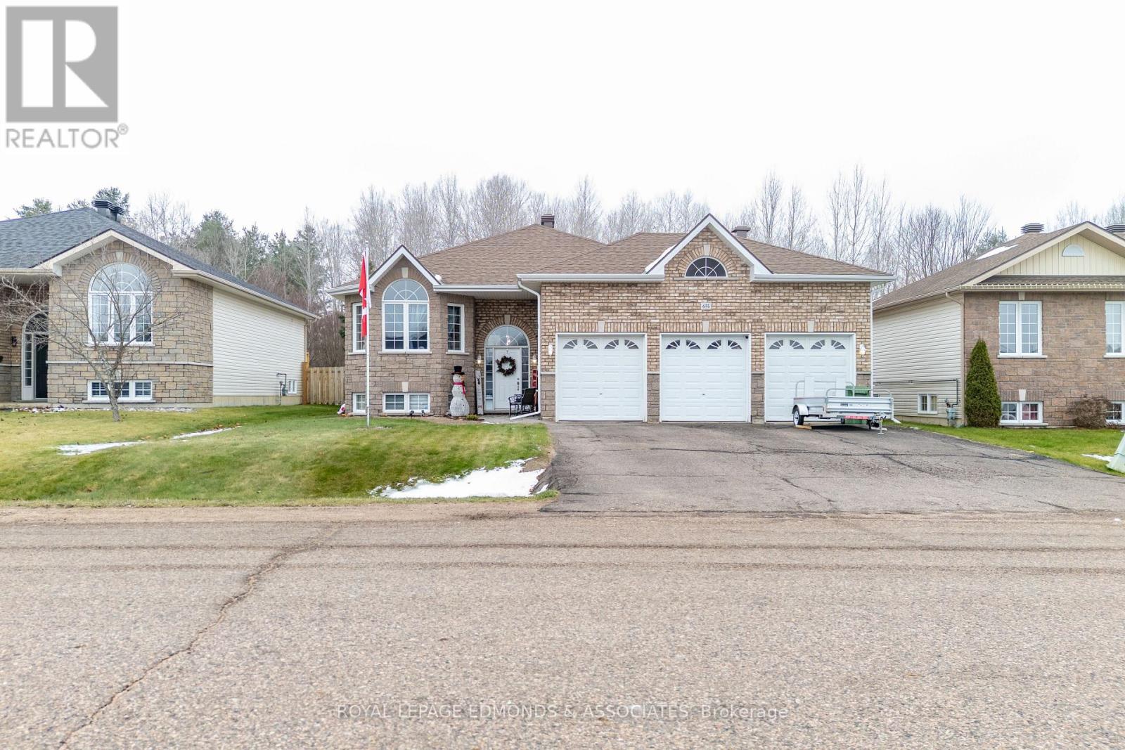 655 Fairview Avenue S, Laurentian Valley, Ontario  K8A 8N4 - Photo 1 - X12579700