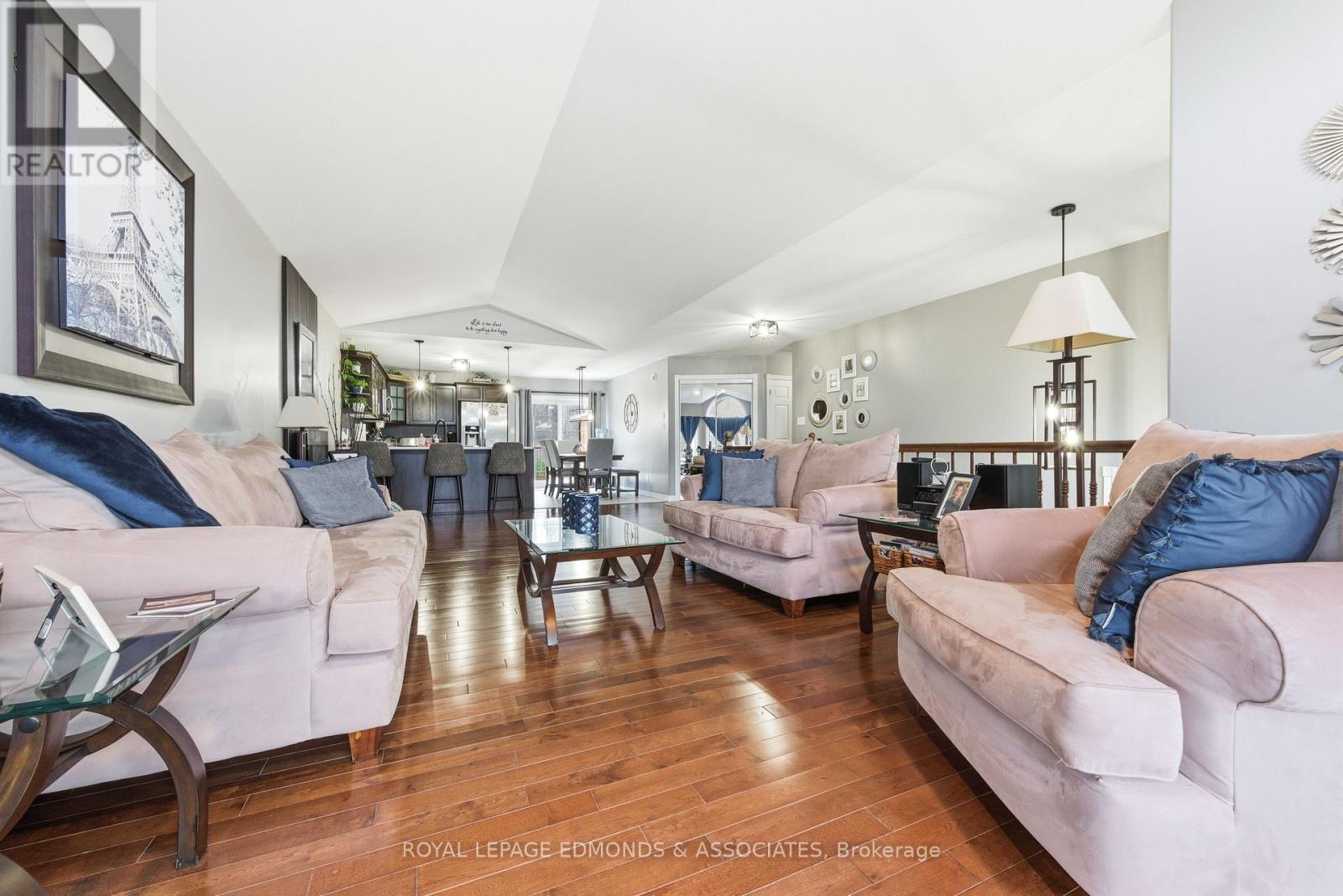 655 Fairview Avenue S, Laurentian Valley, Ontario  K8A 8N4 - Photo 10 - X12579700