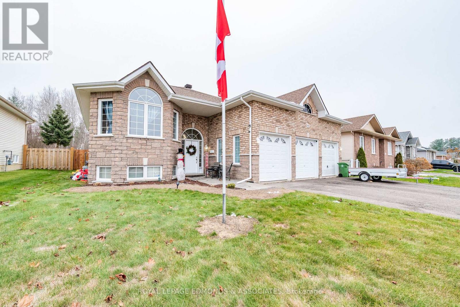 655 Fairview Avenue S, Laurentian Valley, Ontario  K8A 8N4 - Photo 2 - X12579700