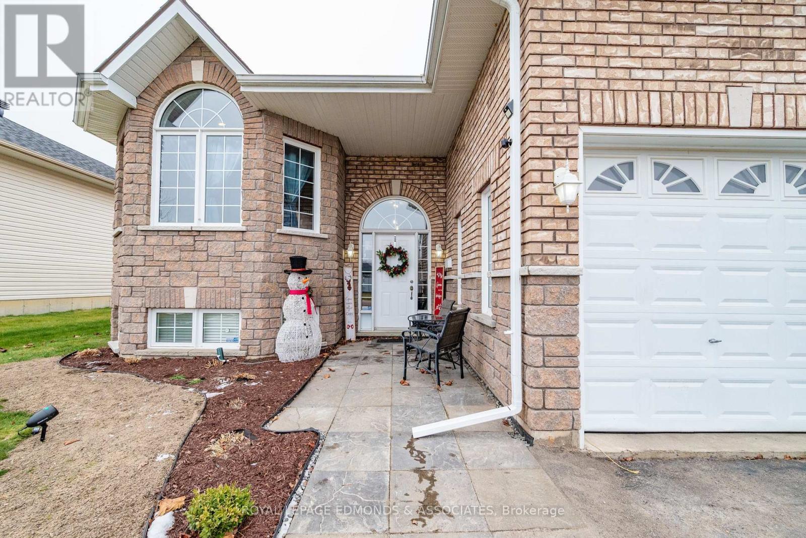 655 Fairview Avenue S, Laurentian Valley, Ontario  K8A 8N4 - Photo 3 - X12579700