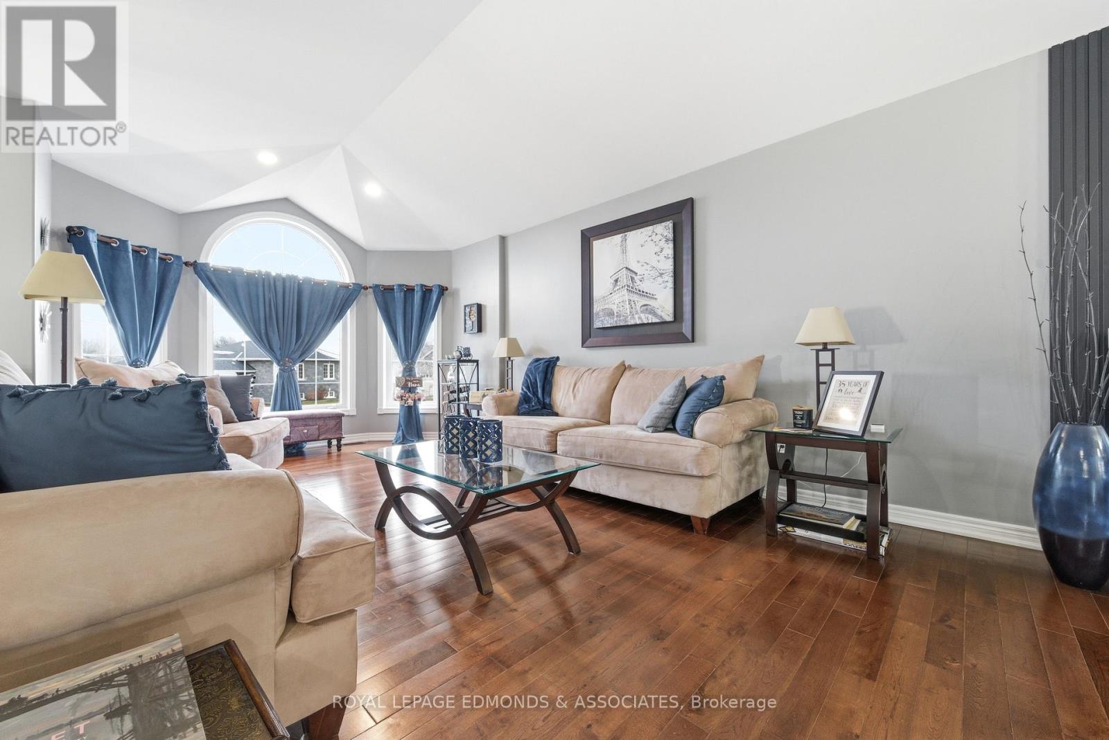 655 Fairview Avenue S, Laurentian Valley, Ontario  K8A 8N4 - Photo 8 - X12579700