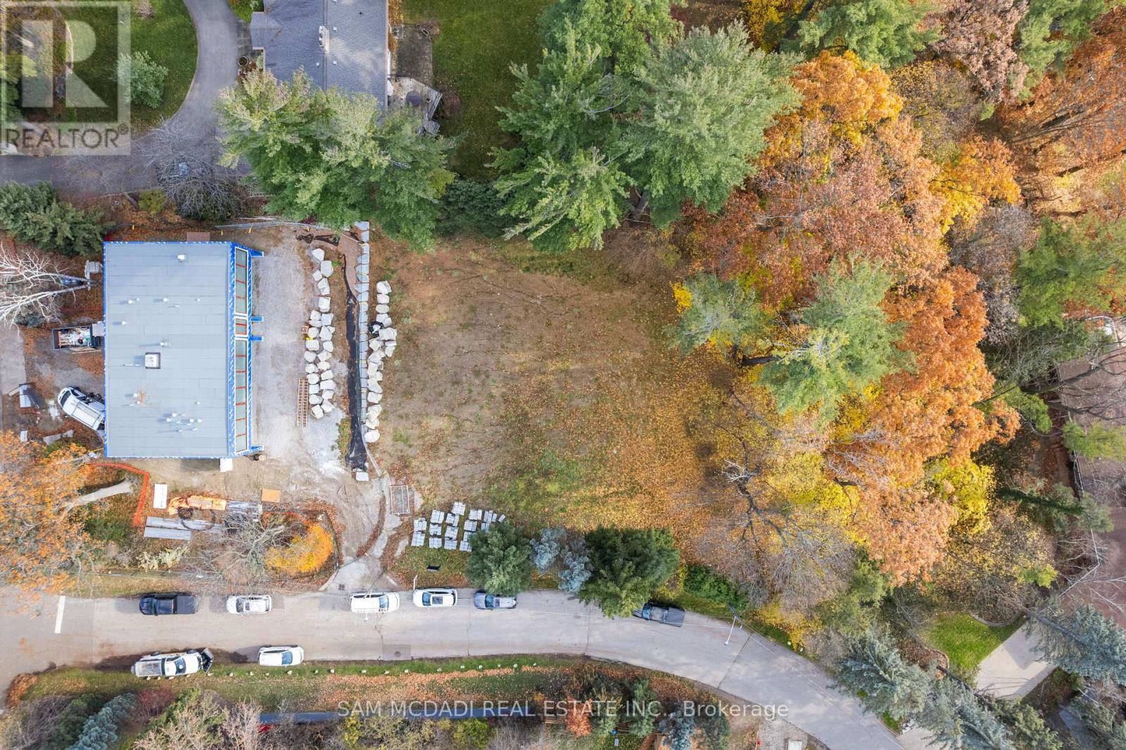 1470 Pinetree Crescent, Mississauga, Ontario  L5G 2S8 - Photo 2 - W12380098