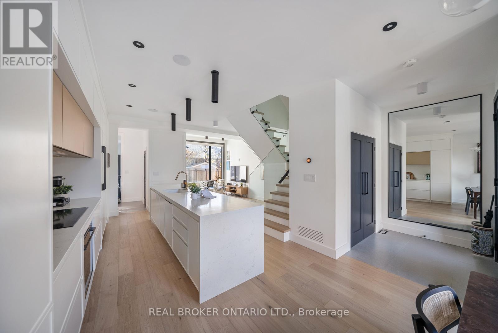 203 Oak Park Avenue, Toronto, Ontario  M4C 4N2 - Photo 12 - E12579718