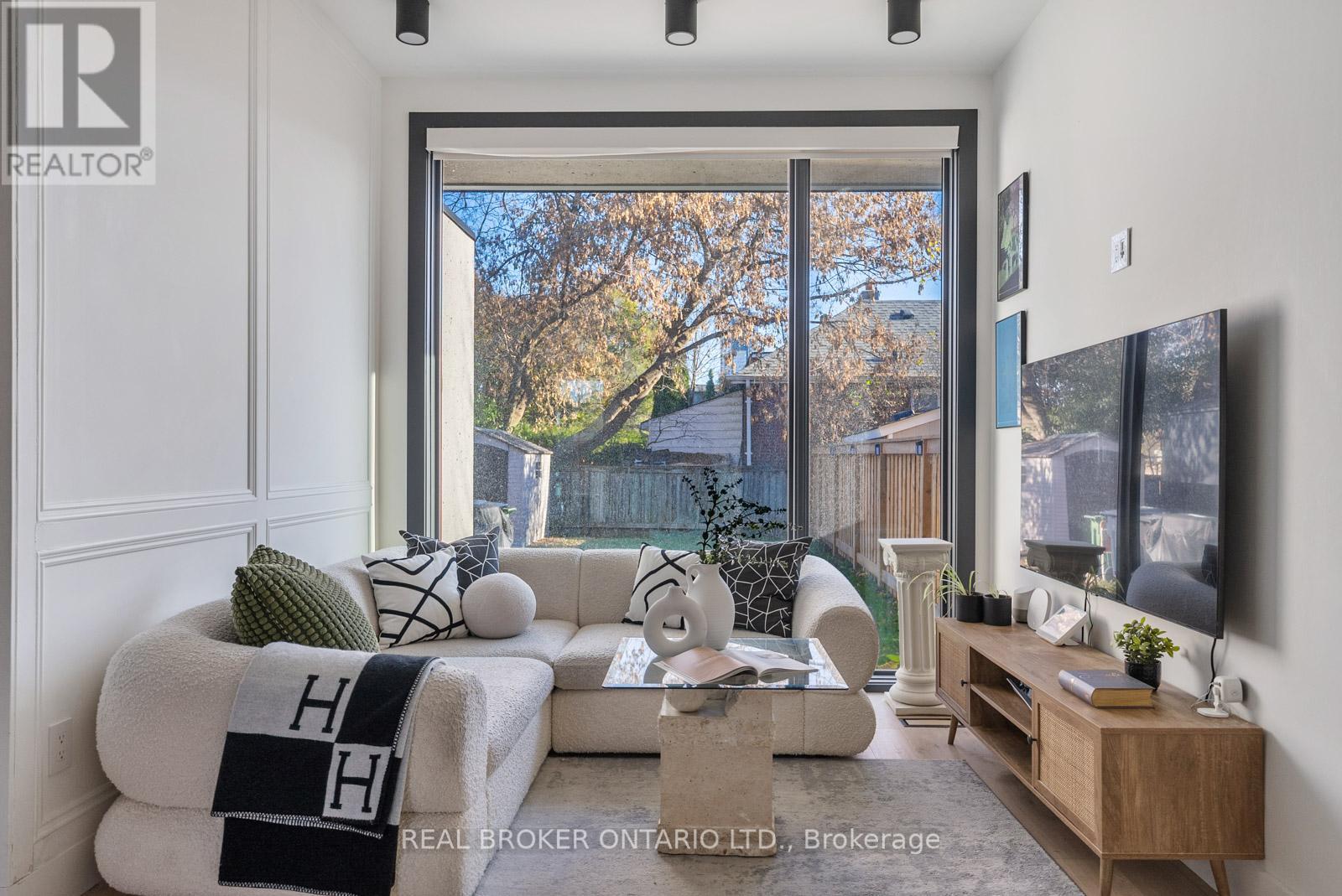 203 Oak Park Avenue, Toronto, Ontario  M4C 4N2 - Photo 14 - E12579718