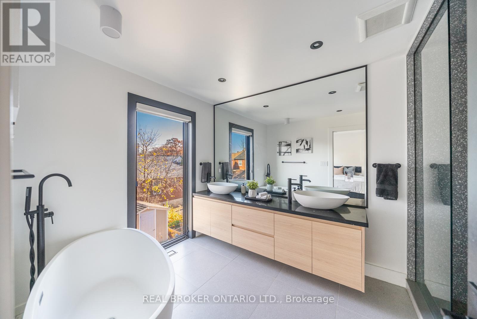 203 Oak Park Avenue, Toronto, Ontario  M4C 4N2 - Photo 19 - E12579718