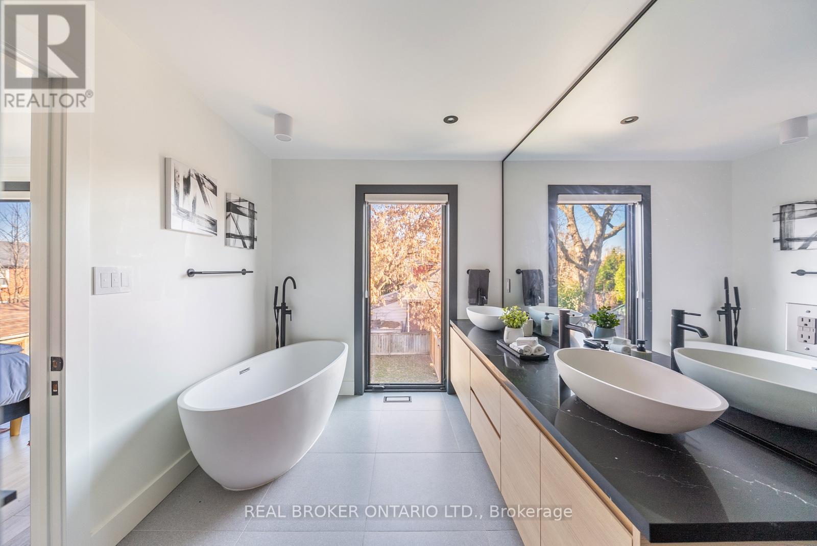 203 Oak Park Avenue, Toronto, Ontario  M4C 4N2 - Photo 21 - E12579718