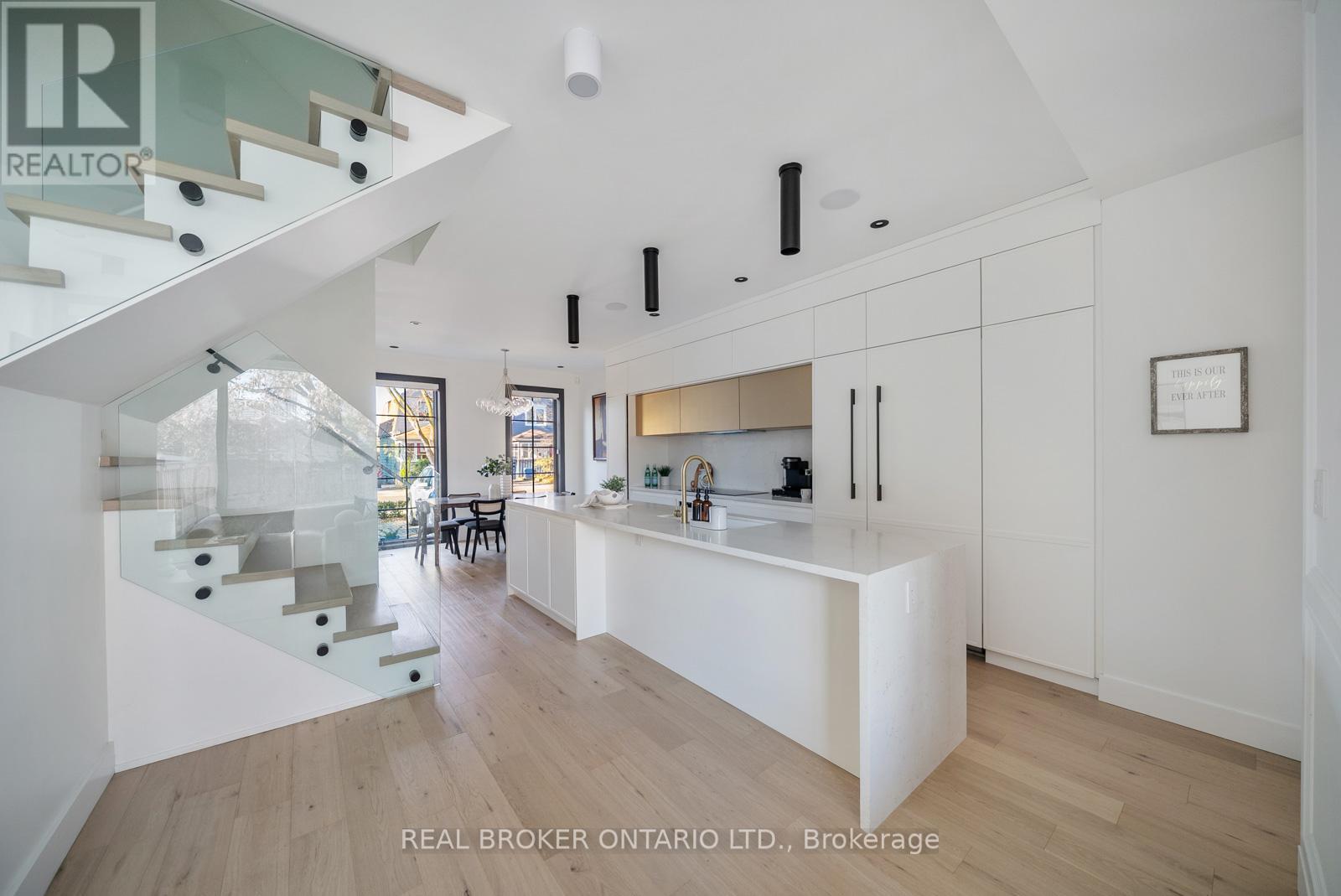 203 Oak Park Avenue, Toronto, Ontario  M4C 4N2 - Photo 8 - E12579718