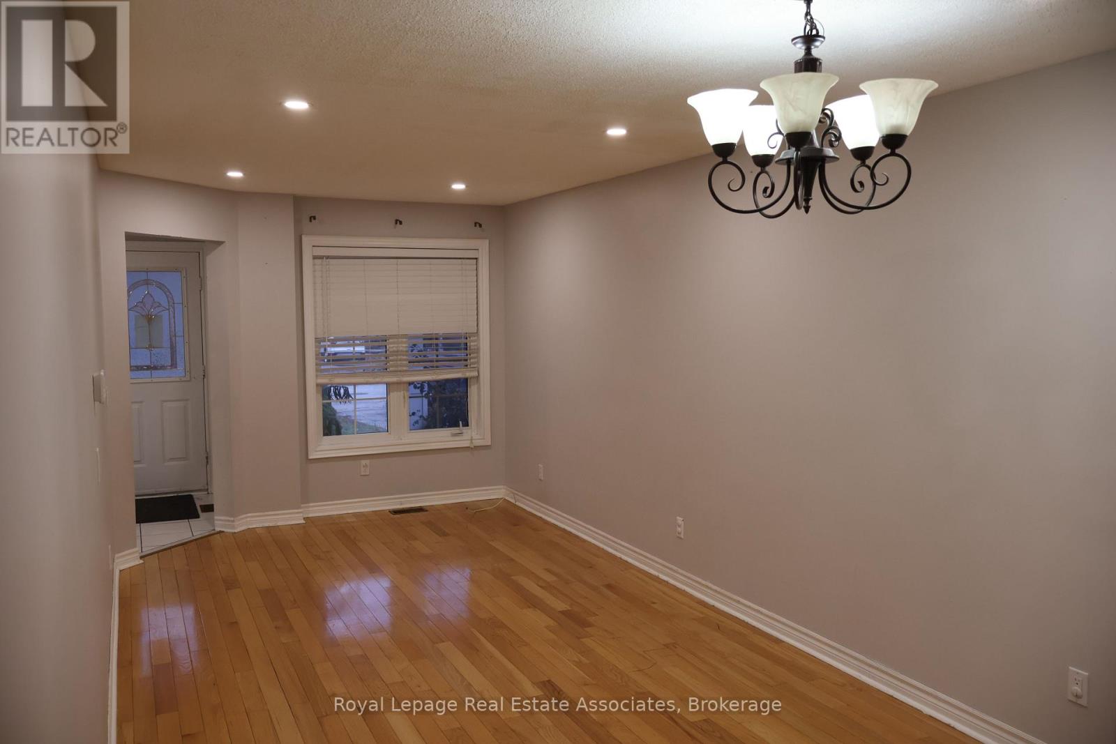 12 Wessenger Drive, Barrie (Holly), Ontario  L4N 8R8 - Photo 4 - S12579668