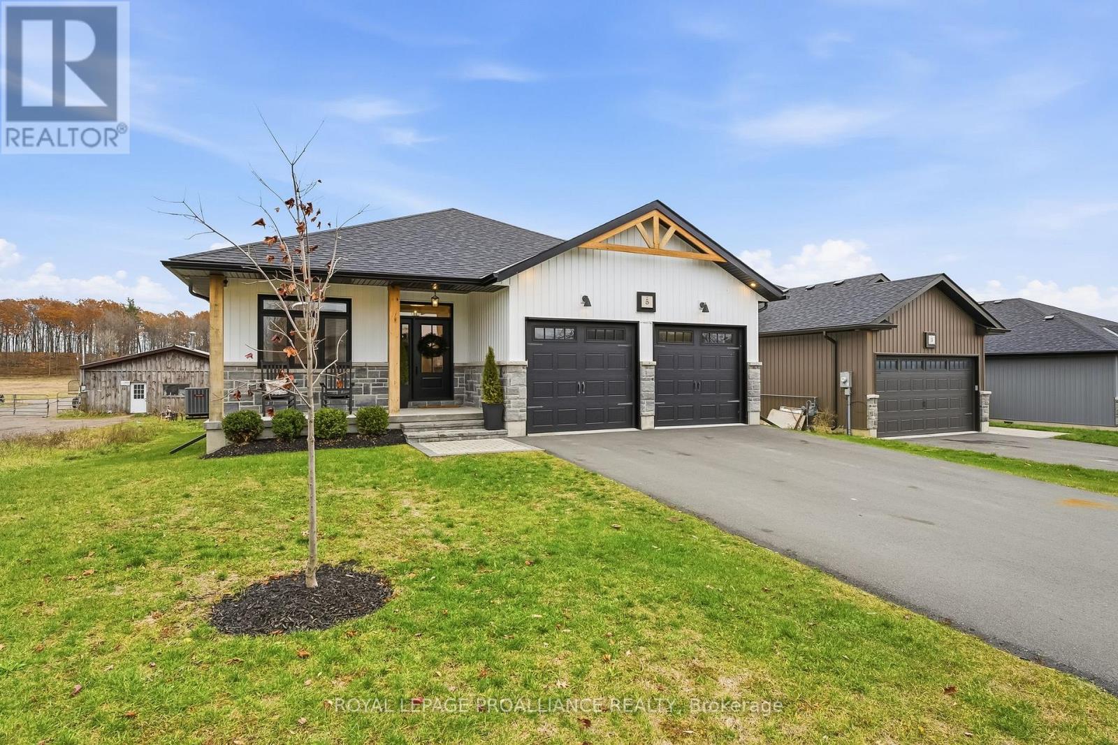 5 HILLCREST DRIVE, Quinte West, Ontario