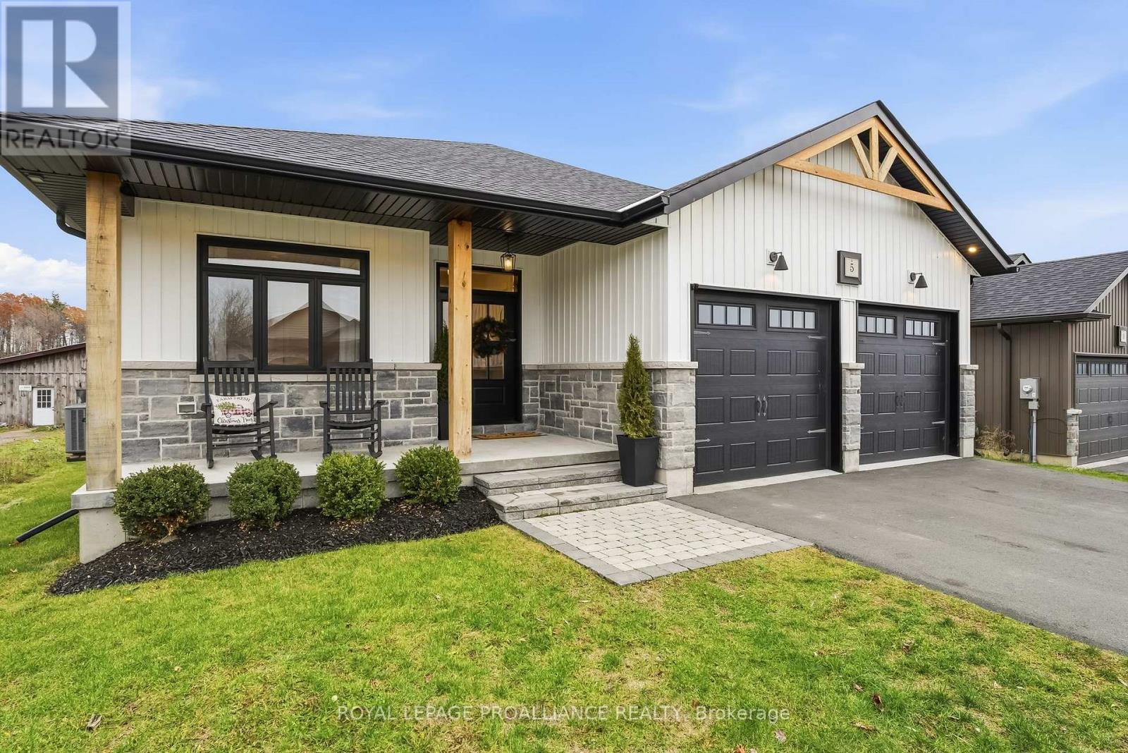 5 Hillcrest Drive, Quinte West, Ontario K8V 5P4 - Photo 2 - X12579758