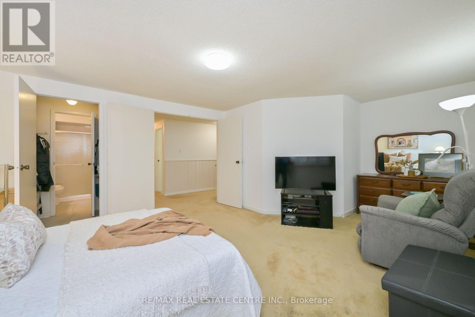 4239 Sawmill Valley Drive, Mississauga, Ontario  L5L 3K9 - Photo 18 - W12579614