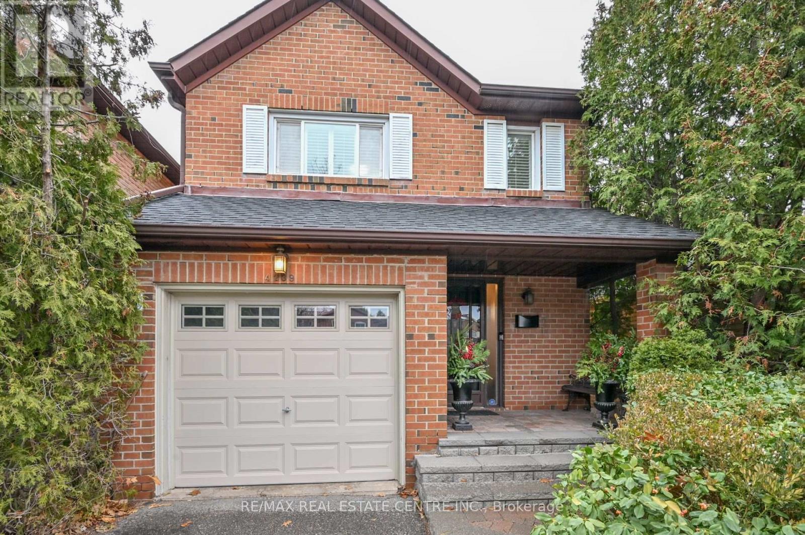 4239 Sawmill Valley Drive, Mississauga, Ontario  L5L 3K9 - Photo 2 - W12579614