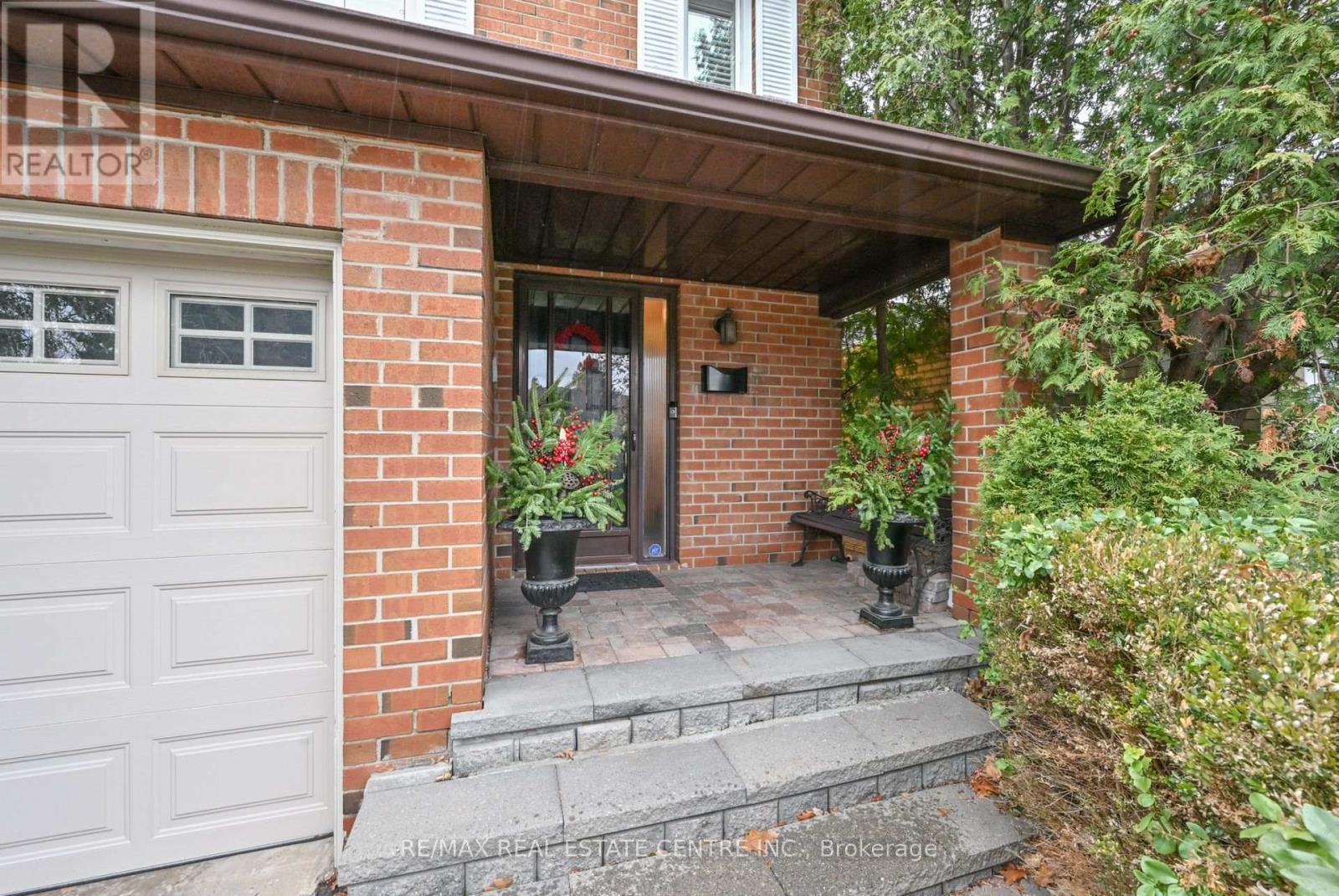 4239 Sawmill Valley Drive, Mississauga, Ontario  L5L 3K9 - Photo 3 - W12579614