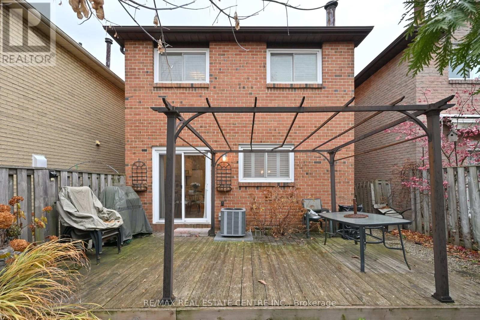 4239 Sawmill Valley Drive, Mississauga, Ontario  L5L 3K9 - Photo 32 - W12579614