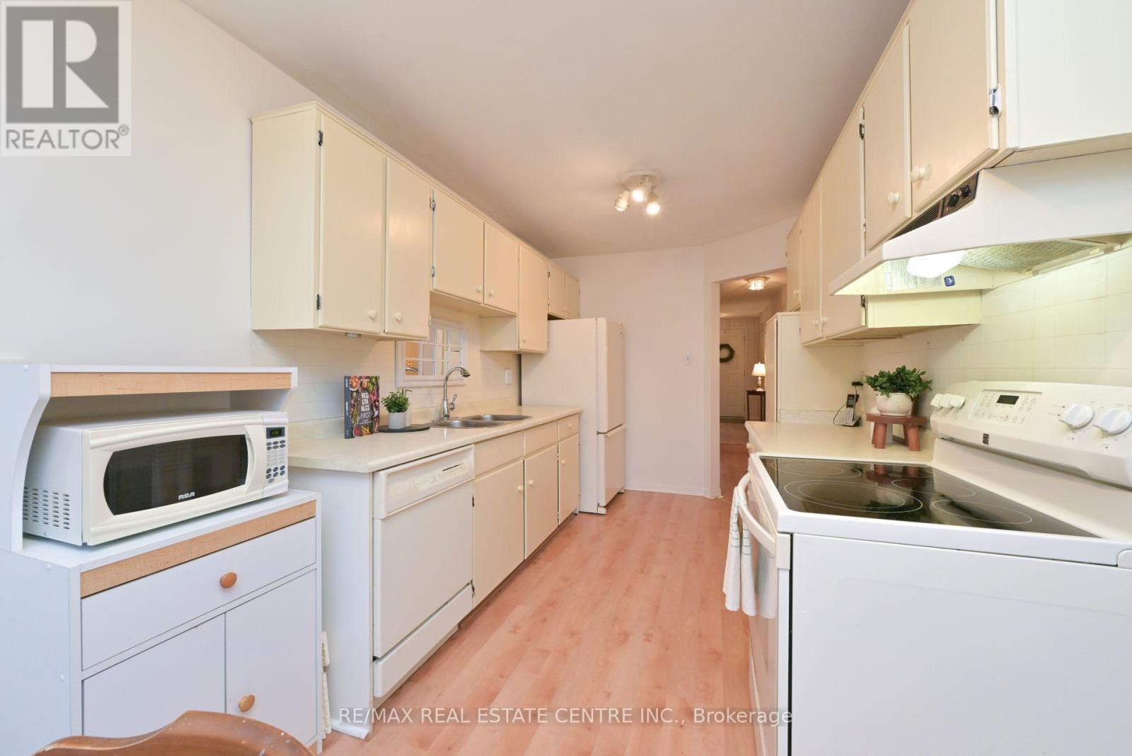 4239 Sawmill Valley Drive, Mississauga, Ontario  L5L 3K9 - Photo 7 - W12579614