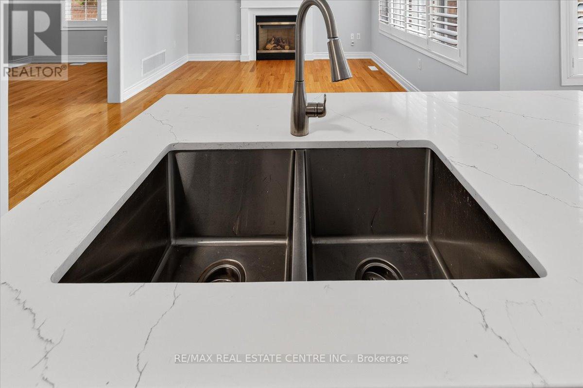 852 Bessy Trail, Milton, Ontario  L9T 0G8 - Photo 9 - W12579664