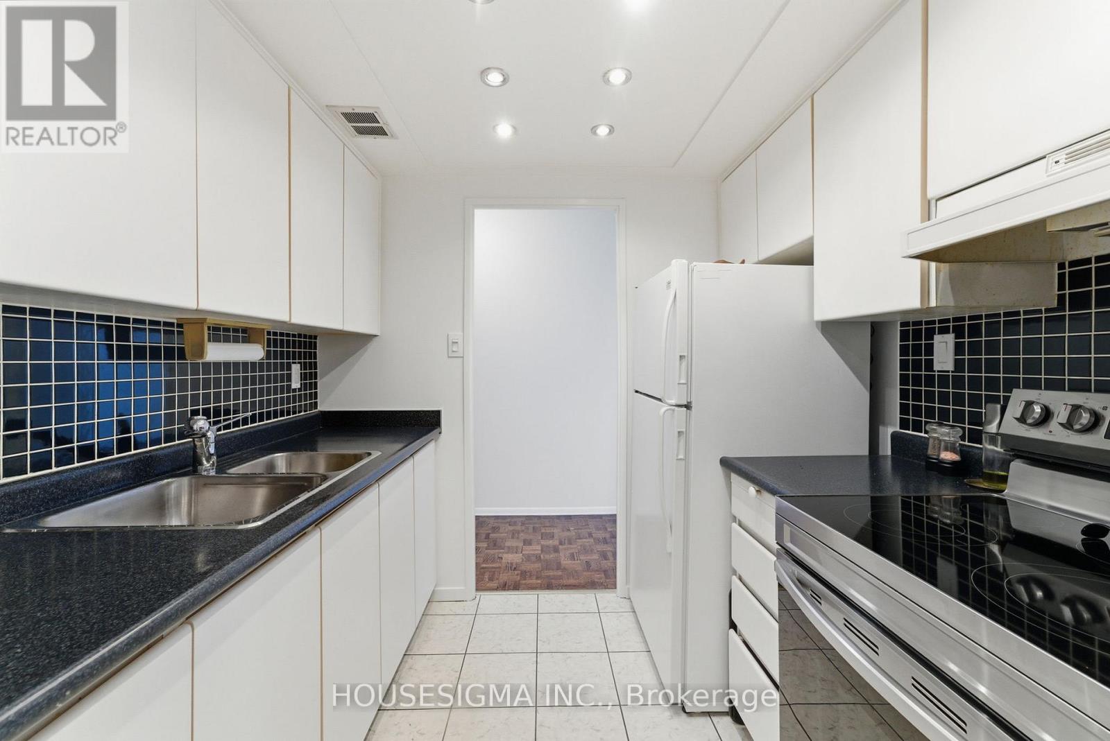 2006 - 1535 Lakeshore Road E, Mississauga, Ontario  L5E 3E2 - Photo 8 - W12579680