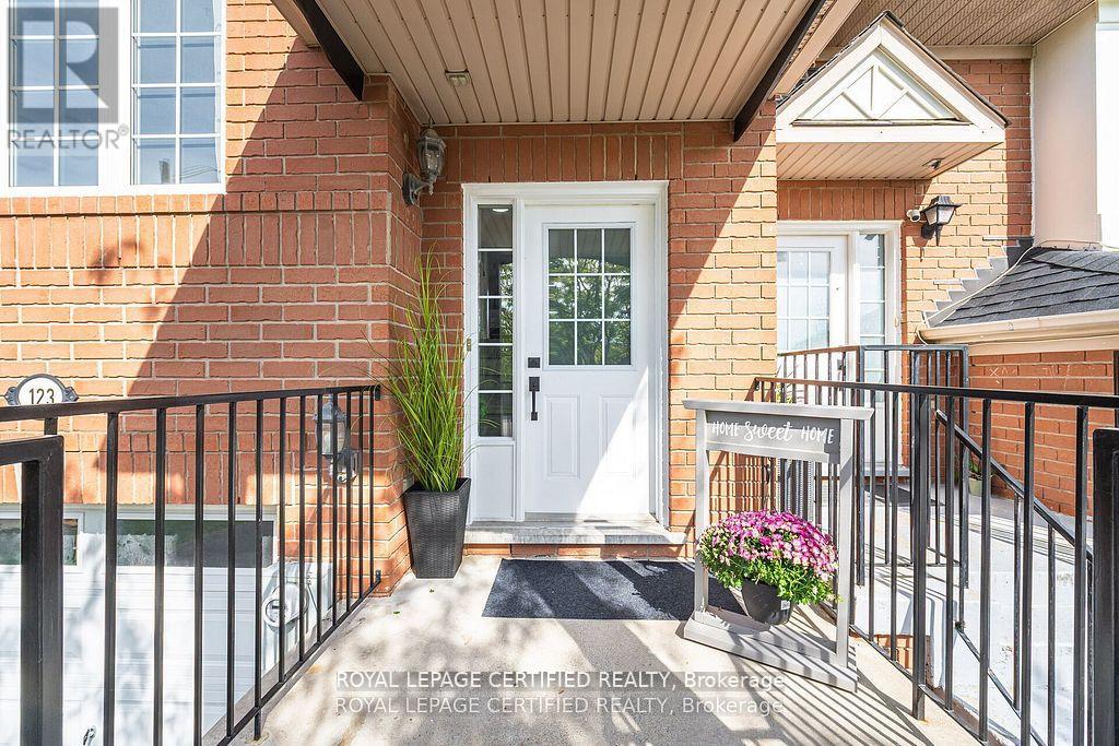 123 Dunlop Court, Brampton, Ontario  L6X 5A6 - Photo 4 - W12579710
